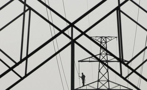 La luz sigue este jueves inamovible en máximos históricos