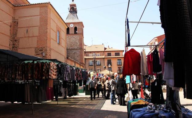 El ayuntamiento de Santa María exonera de las tasas de puestos y casetas al mercado dominical seis meses más