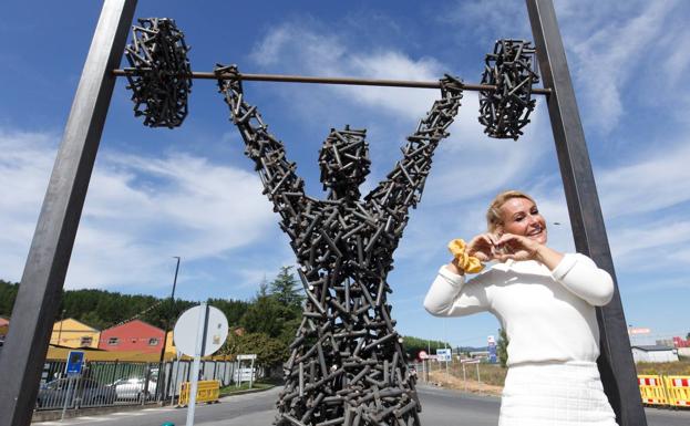 Camponaraya rinde homenaje a la deportista Lydia Valentín con una escultura en pleno Camino de Santiago