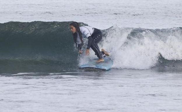 María Martín-Granizo, en la disputa del campeonato de España de surf adaptado./