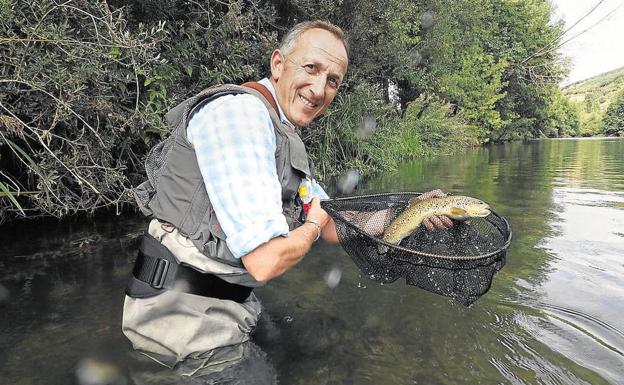 Kike Calleja imparte una clase magistral de pesca en el aula del río Miguel Delibes de Vegas del Condado