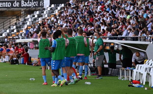 El banquillo leonés celebró hasta tres goles.