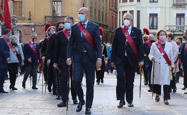 La corporación luce la banda de protocolo con la bandera de León