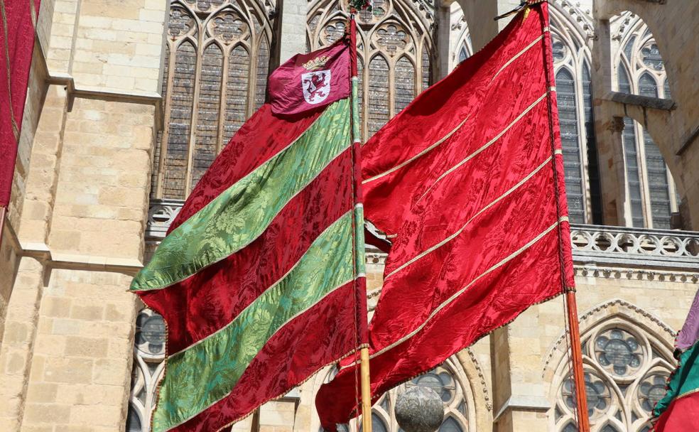 Pendones 'al aire' en San Froilán