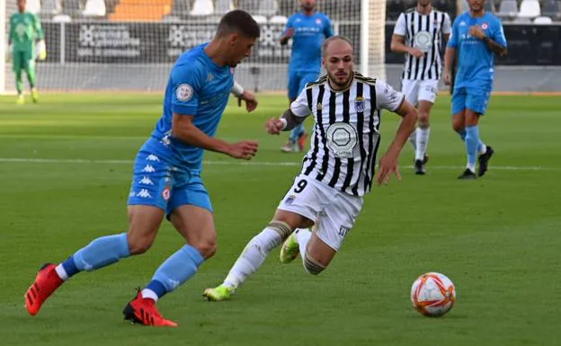 Jorge Moreno disputa un balón con Sergio Benito en el partido ante el Badajoz./CD Badajoz