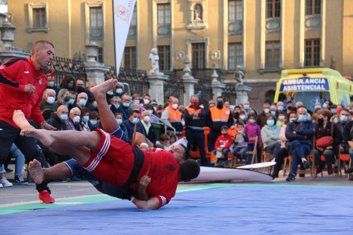 San Froilán acerca la lucha a los pies de la Catedral