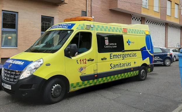 Cerca de 200 personas exigen frente a las Cortes un convenio digno en el transporte sanitario