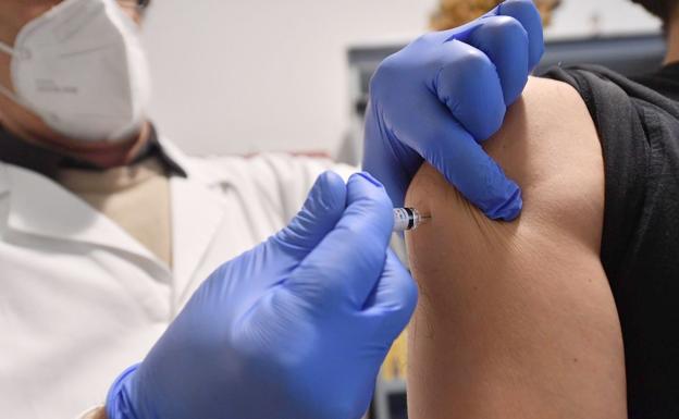 La vacuna arrincona a la covid-19 y León suma cuatro nuevos positivos