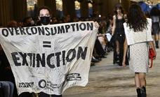 Activistas contra el cambio climático irrumpen en un desfile de Vuitton