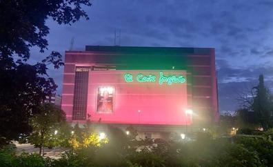 El Corte Inglés ilumina su fachada de rosa para apoyar la investigación contra el cáncer de mama