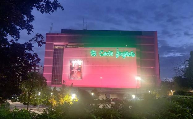 El Corte Inglés ilumina su fachada de rosa para apoyar la investigación contra el cáncer de mama