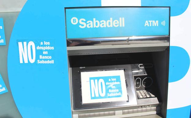 El 70% de los empleados del Sabadell secundan la huelga y denuncian «condiciones irrisorias» del Ere