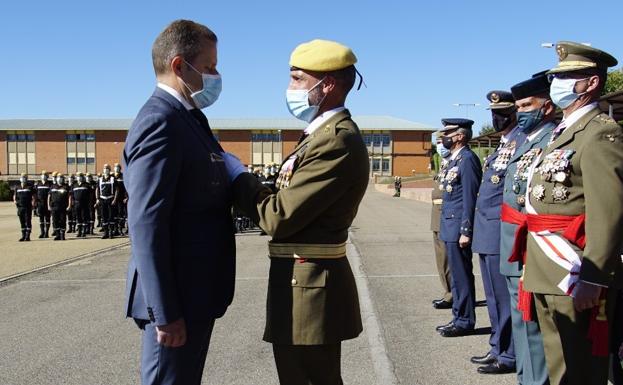 La UME condecora al jefe de Protección Civil Rubén Sande y distingue como soldado de honor al doctor Óscar Fernández