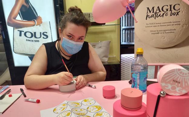 Una joven artista personaliza los estuches de Tous en El Corte Inglés de León