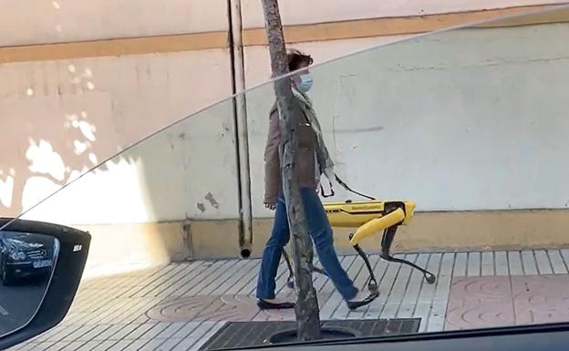 'Spot', el primer 'perro robot' del mundo, se pasea por las calles de León para sorpresa general