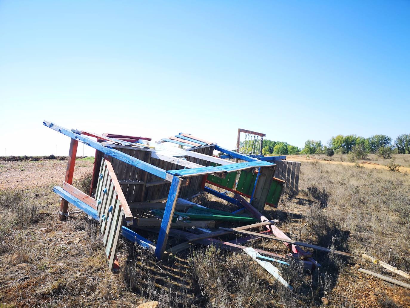 El PSOE denuncia que el Ayuntamiento de Pozuelo del Páramo tiró los restos de un parque en «cualquier sitio»