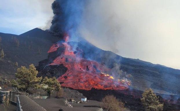 El flanco norte del volcán de La Palma se derrumba y arroja un tercer río de lava