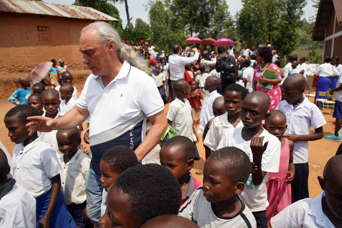 Inauguración de una escuela para niños pobres en la isla de Idjwi