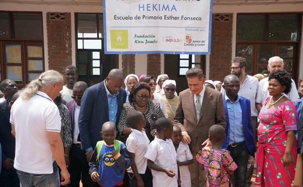 Castilla y León contribuye para que cientos de niños del Congo puedan estudiar en la remota isla de Idjwi