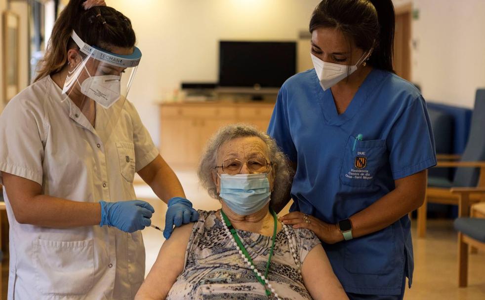 Una usuaria de una residencia de ancianos de Las Palmas recibe la tercera dosis de la vacuna./EFE