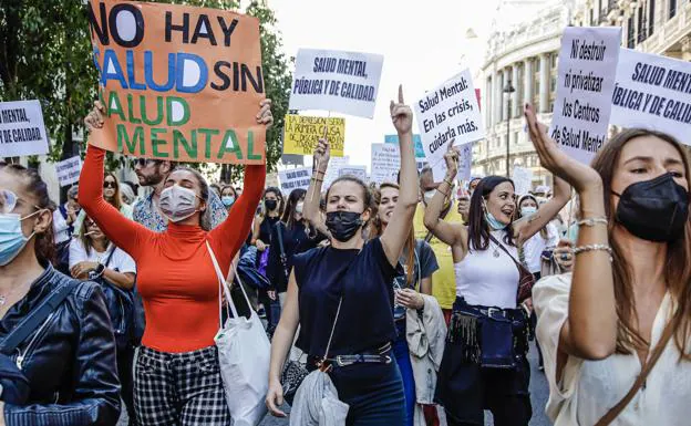 Varias mujeres sostienen diferentes pancartas en una marcha con motivo del Día Mundial de la Salud Mental,/c. luján / E. P.