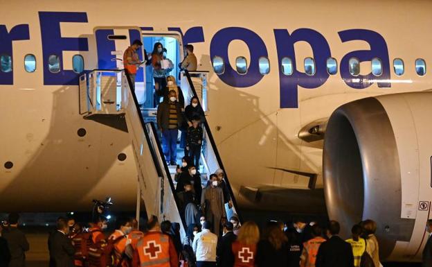 Un vuelo con 160 refugiados afganos aterriza en Torrejón de Ardoz