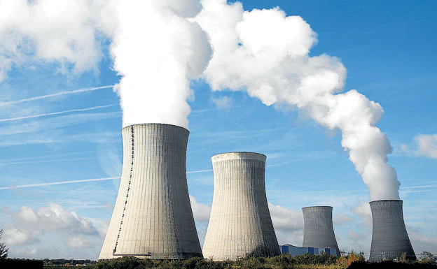Torres de enfriamiento de la planta nuclear de Electricite de France (EDF) situada en Dampierre-en-Burl./Reuters