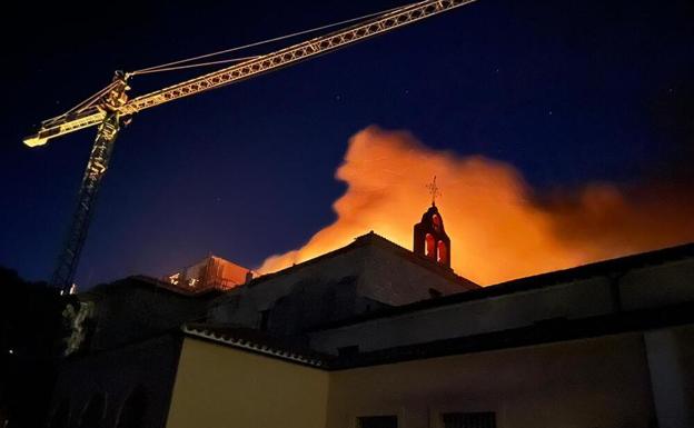 Un nuevo incendio en el Monasterio de Alconada de Ampudia afecta a una parte de la techumbre del templo