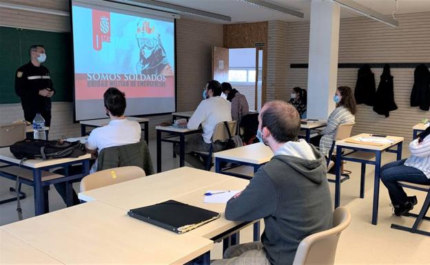 La UME colabora en la formación del alumnado del máster de Riesgos Naturales