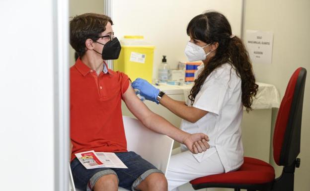 Una sanitaria vacuna a un adolescente en Valencia./EP