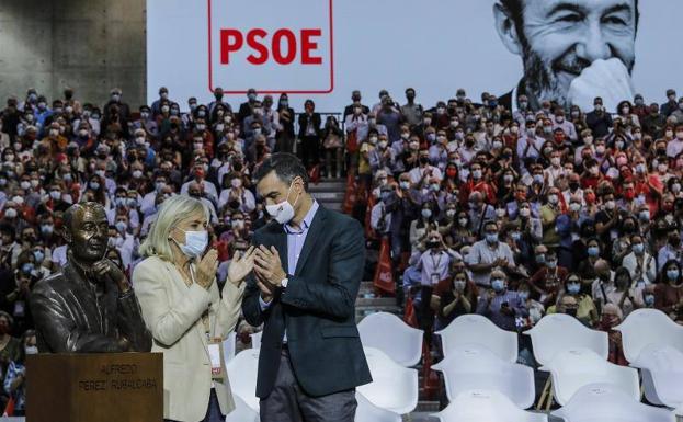 El busto de Rubalcaba hace estallar las redes tras su homenaje en el Congreso del PSOE