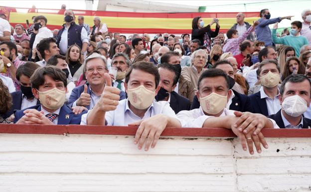 El presidente de la Junta respalda la tauromaquia con su asistencia a la corrida de Arenas de San Pedro