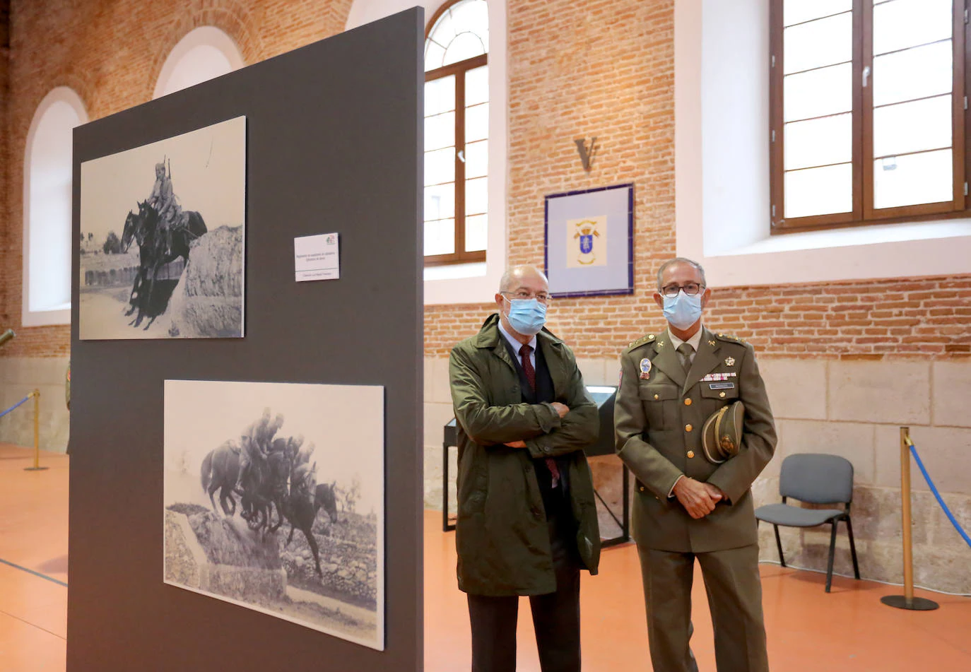 Igea visita la exposición 'El Centenario de la gesta del Regimiento de Alcántara'