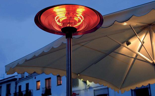 El Procurador del Común insta a los ayuntamientos a regular los calefactores en las terrazas de hostelería