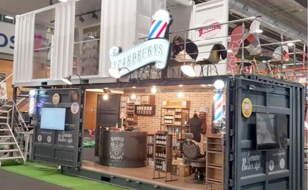 Carobels Cosmetics llega a Salón Look con su llamativo stand de exposición y de venta