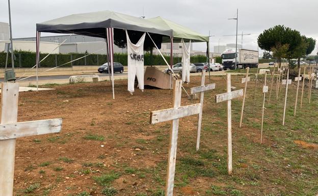 La plantilla de Jupiter Bach cumple tres semanas de protesta con un campamento frente a la factoría