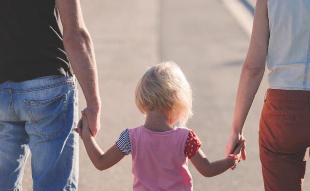 Un grupo de familias de acogida lamenta la «utilización política de los menores» por parte de la Consejería de Familia