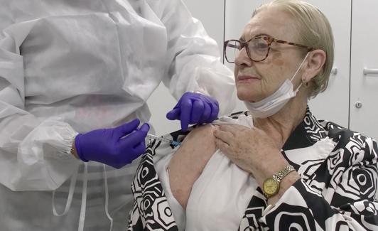 Un pinchazo en cada brazo: la vacuna de la gripe, compatible con la de la covid-19, comenzará el martes