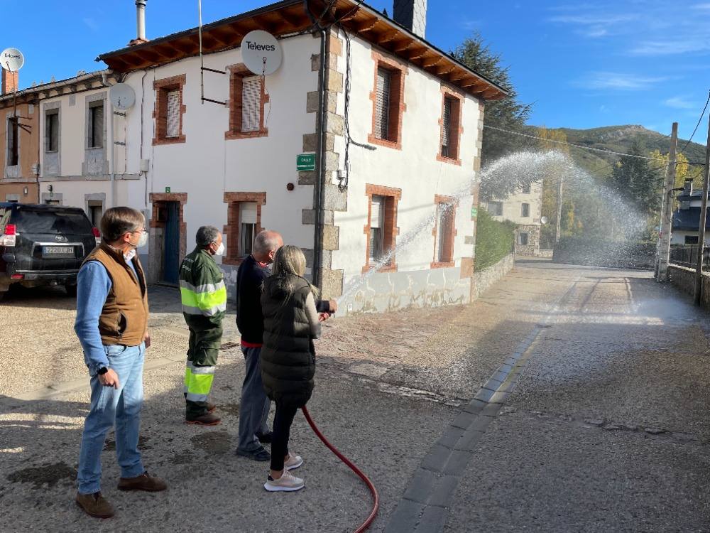 El Ayuntamiento de Valdelugueros reparte material antiincendios entre los vecinos de la localidad