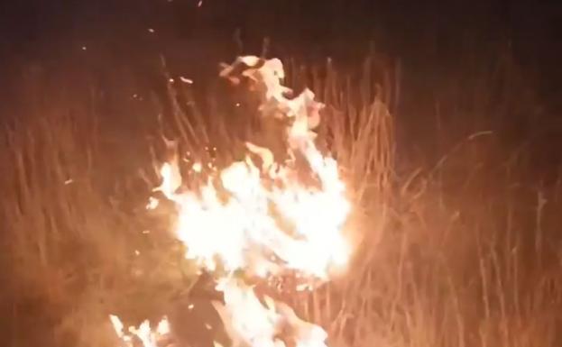 La actuación de dos vecinos con cubos de agua evita que se propague un incendio declarado en Sotillos de Sabero