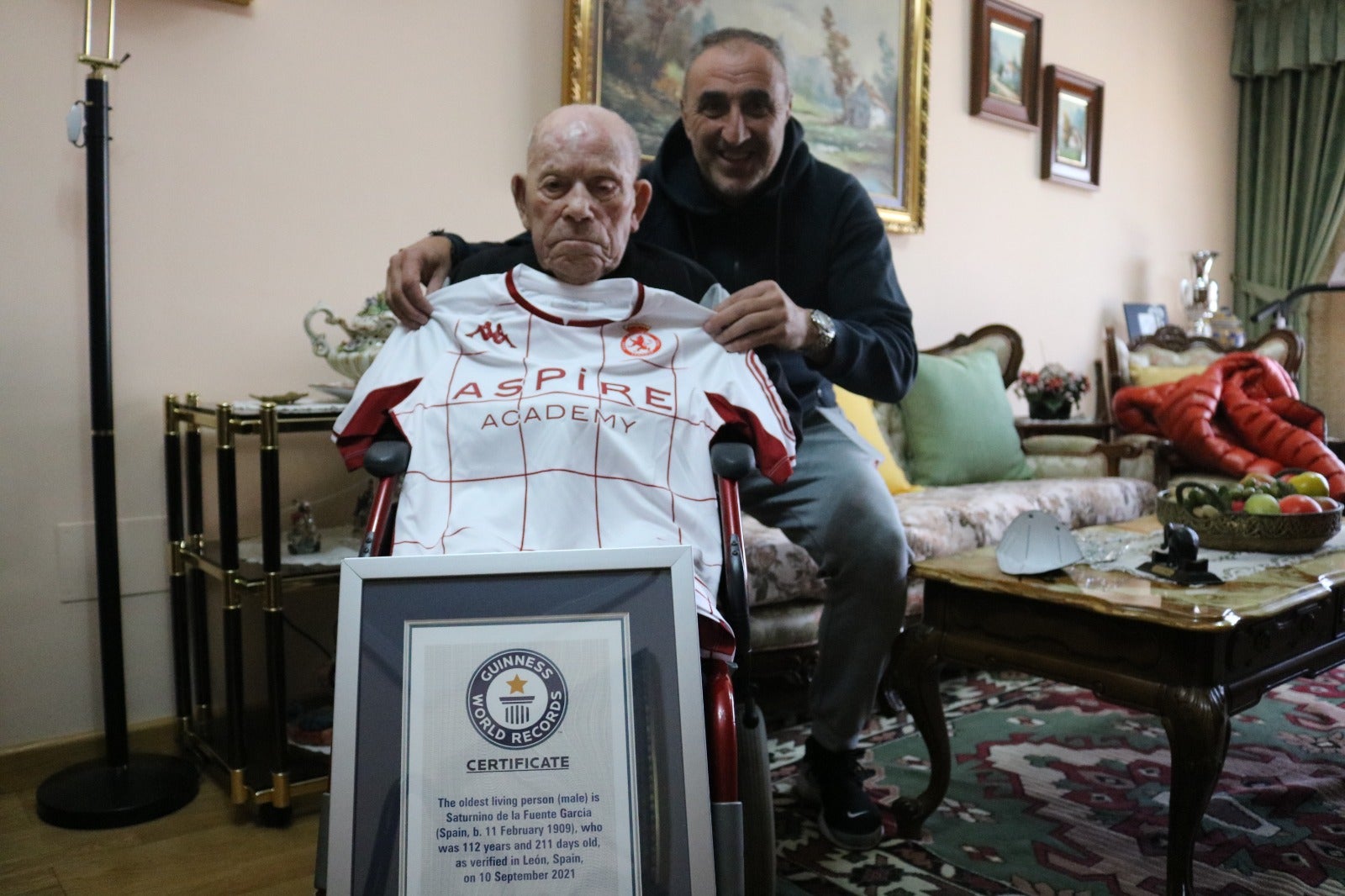 Saturnino de la Fuente, el récord Guinness de longevidad con 112 años, recibe su camiseta de la Cultural