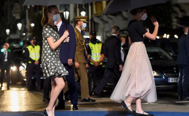 Leonor y Sofía marcan perfil propio sobre la alfombra azul del Campoamor