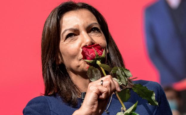La alcaldesa de París, Anne Hidalgo, besa una rosa durante su proclamación como candidata socialista al Elíseo en Lille. /THOMAS LO PRESTI / AFP