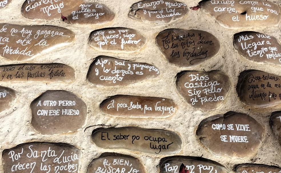 Un camino de baldosas refraneras