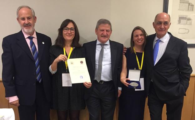 Correos recibe un premio por su apoyo al Camino de Santiago