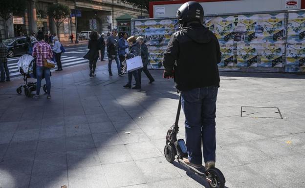 León inicia una campaña de control por la prohibición de circular por aceras de patines y bicicletas