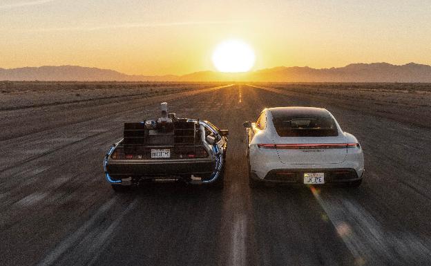 El duelo de energía entre el Taycan y el DeLorean de 'Regreso al Futuro'