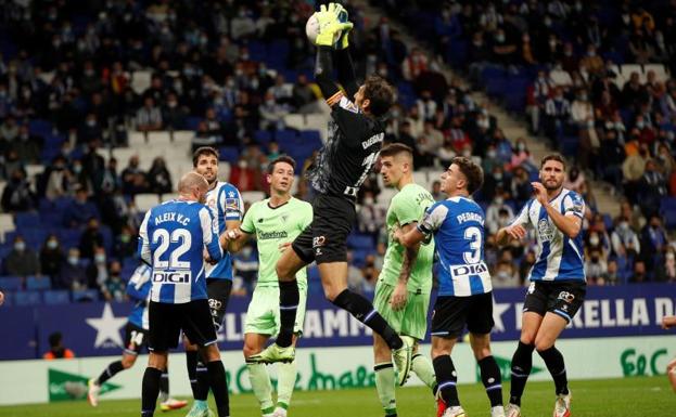 Diego López sostiene al Espanyol ante el Athletic