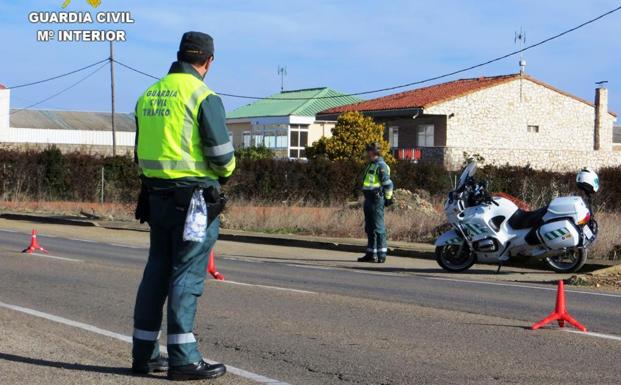 La Guardia Civil investiga a un conductor por saltarse un control y cometer varios delitos viales en Santa María del Páramo