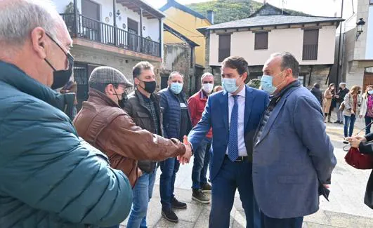 Fernández Mañueco visita Molinaseca y firma en el Libro de Honor./JCYL